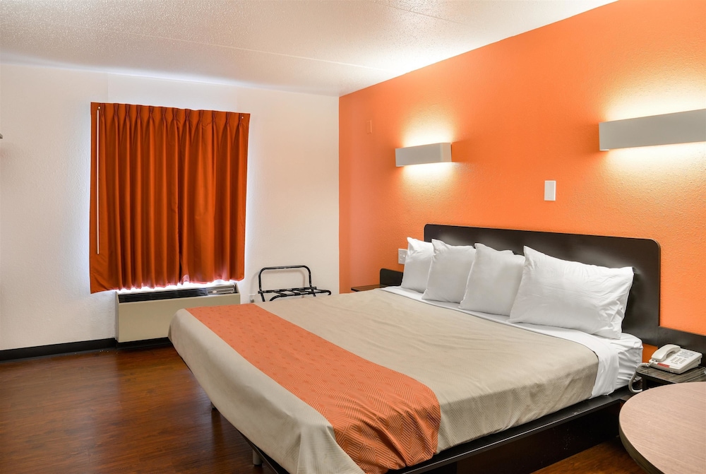 Deluxe Room, 1 King Bed, Accessible, Non Smoking photo 3