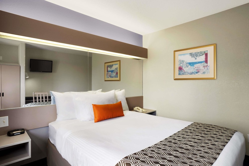 Room, Accessible photo 2