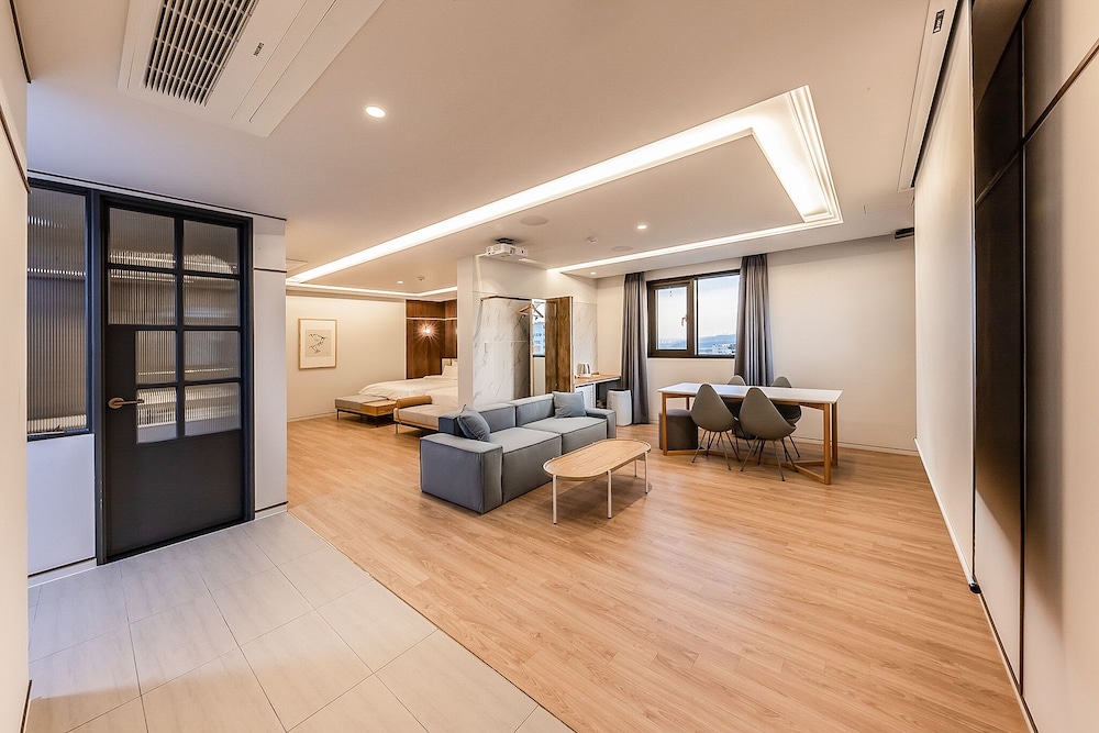 Grand Studio Suite - Photo 1