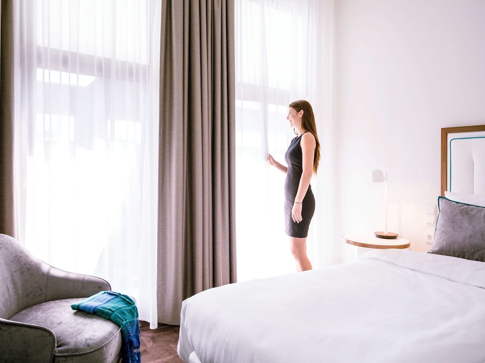 Standard Room, 1 Queen Bed thumbnail 6