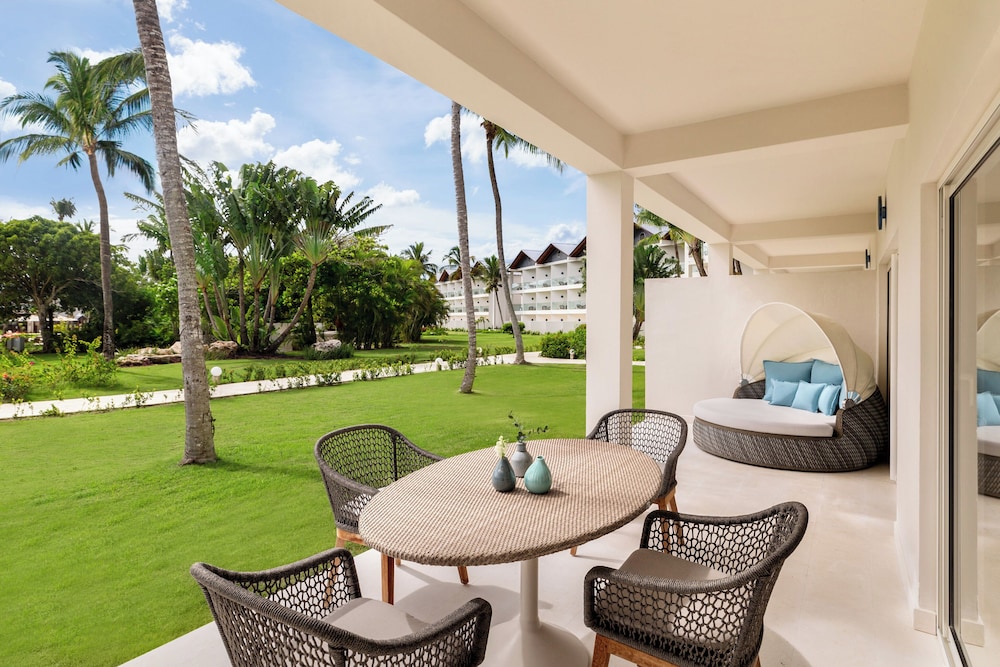 Club Suite, 1 King Bed, Garden View (Preferred) - Photo 4