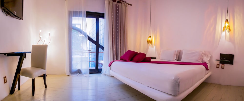Deluxe Double Room, 1 King Bed, Pool View - Photo 2