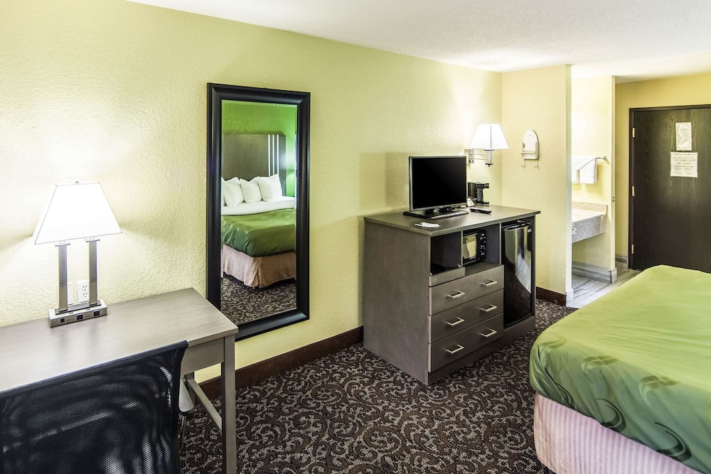 Standard Room, 1 King Bed, Non Smoking - Photo 2