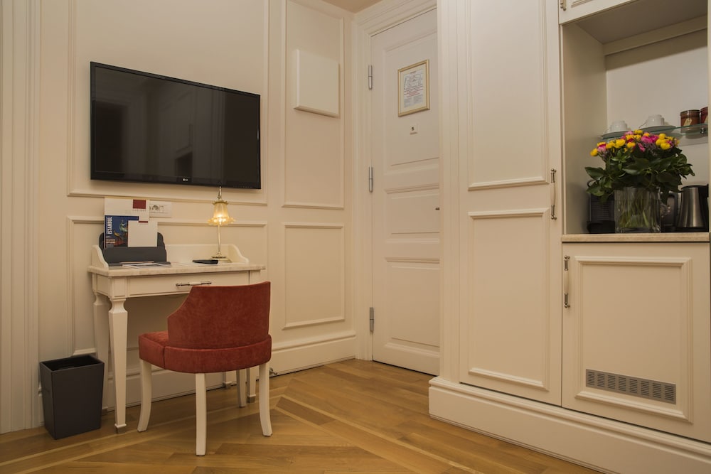 Superior Room, 1 Queen Bed, Private Bathroom, City View photo 3