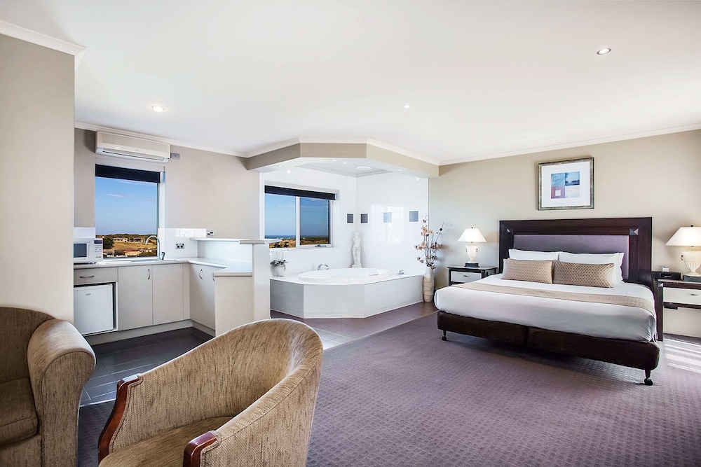 Premium King Spa Suite photo 3
