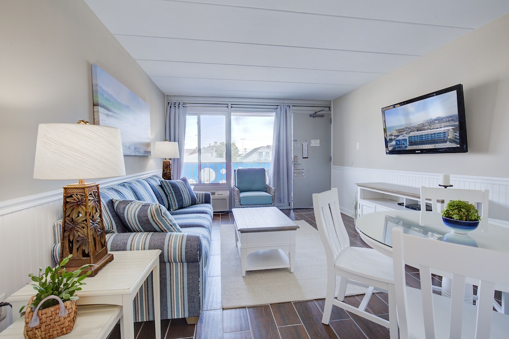 Suite 204 photo 3