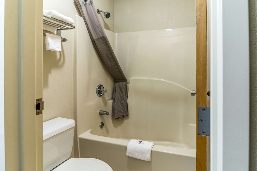 Standard Room, Multiple Beds, Non Smoking - Photo 6
