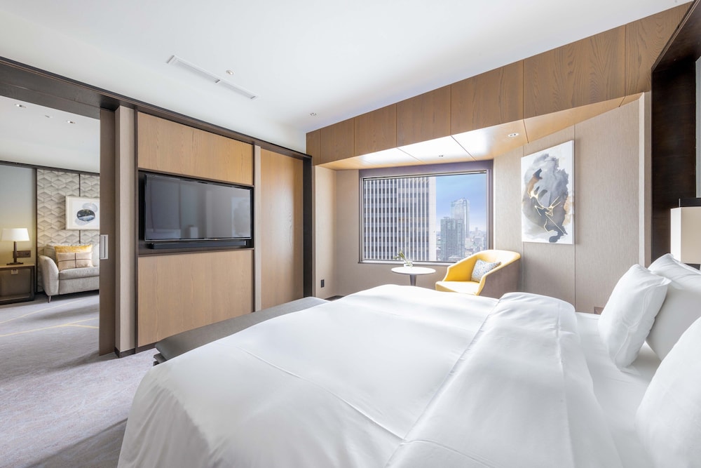 Suite, 1 King Bed, Club Lounge Access (Tori)