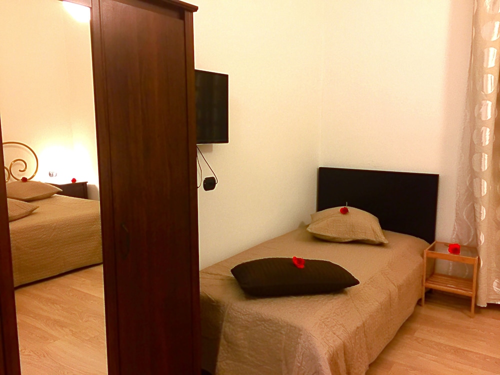 Comfort Quadruple Room, Private Bathroom photo 2