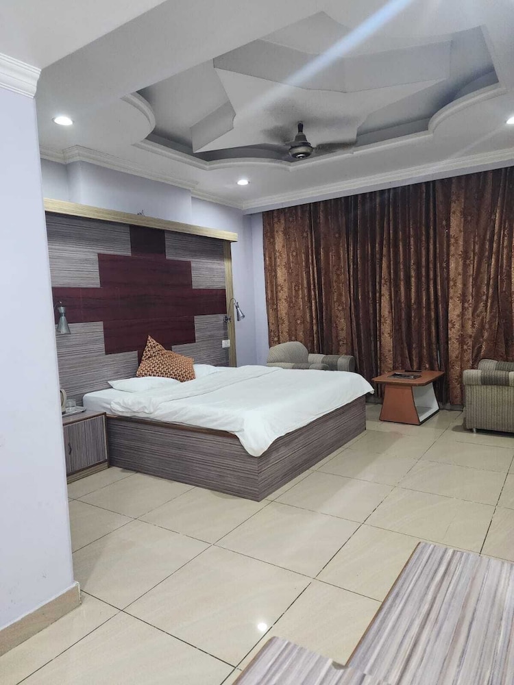 Deluxe Room - Photo 9