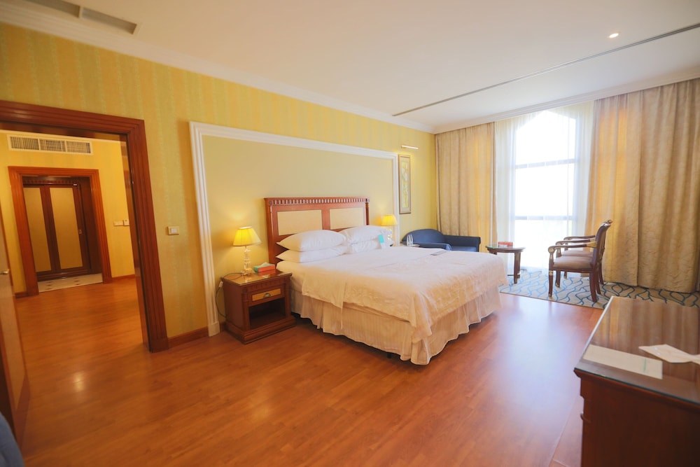 Executive Suite, 1 King Bed with Sofa bed - Photo 3