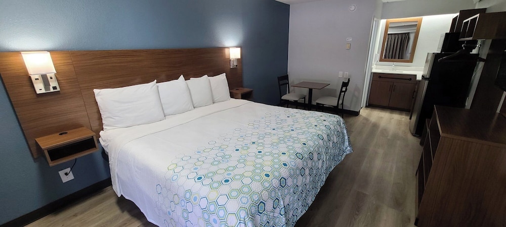 Studio, 1 King Bed, Non Smoking (Small)