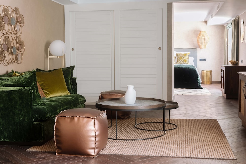 Suite, 1 King Bed, Kitchen