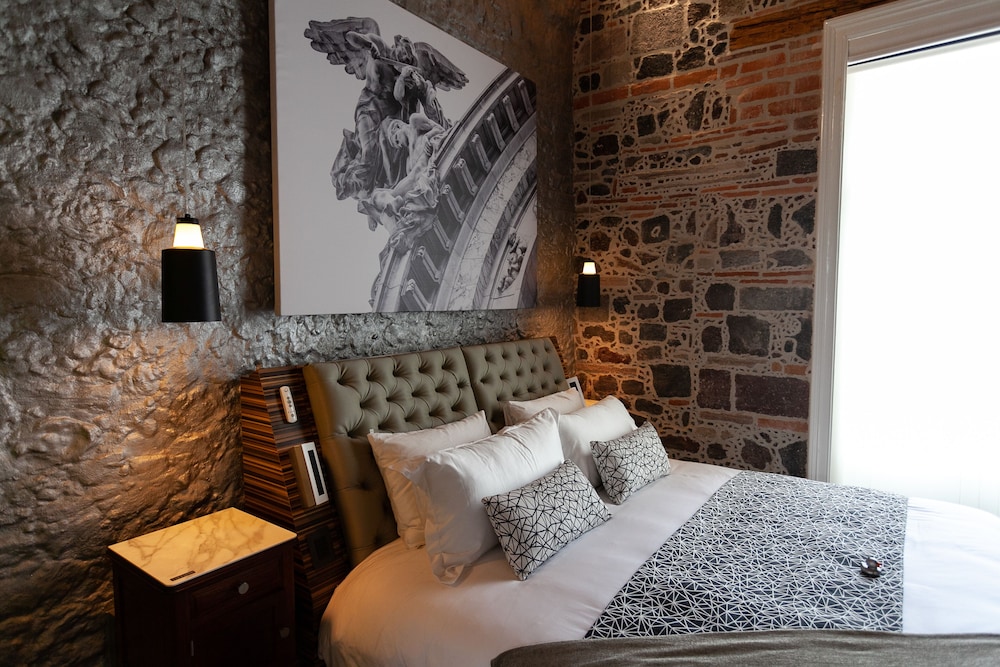 Premium Studio Suite, 1 King Bed, Balcony, City View photo 3