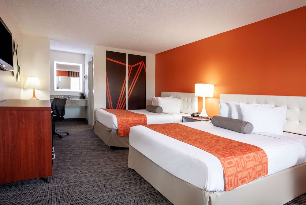 Standard Room, 2 Queen Beds - Photo 2