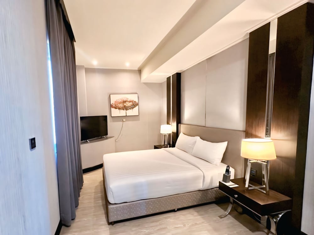 Standard Room, 1 Queen Bed photo 2