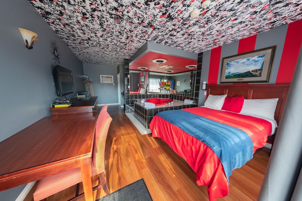 Suite, 1 Queen Bed, Jetted Tub, Courtyard View photo 3