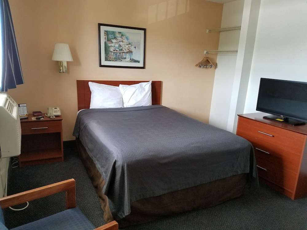 Deluxe Room, 1 Queen Bed, Smoking, Kitchenette - Photo 2