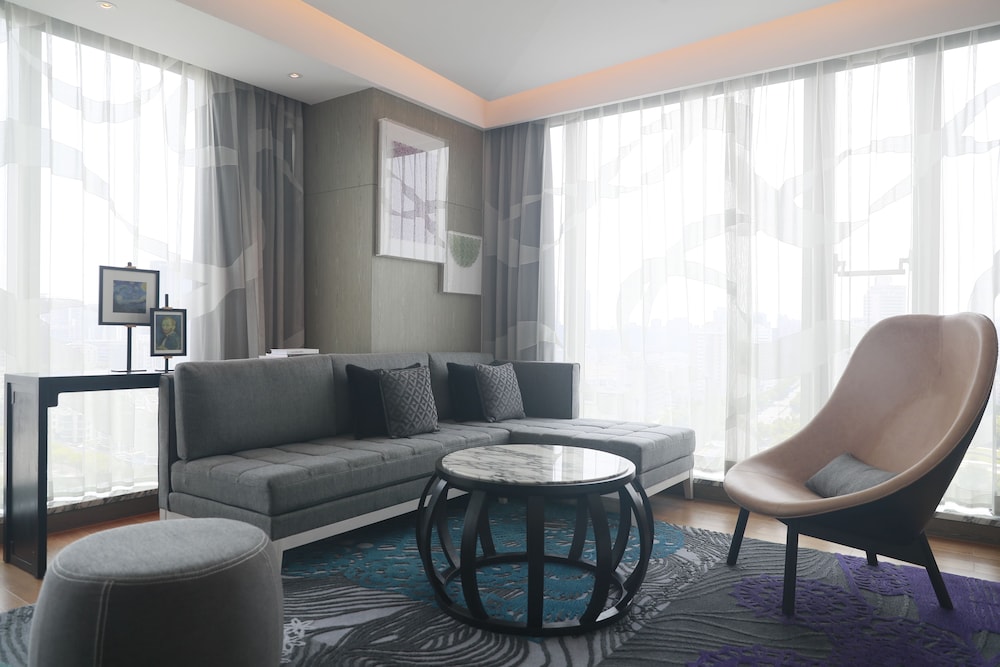 Club Suite, 1 King Bed, City View photo 2