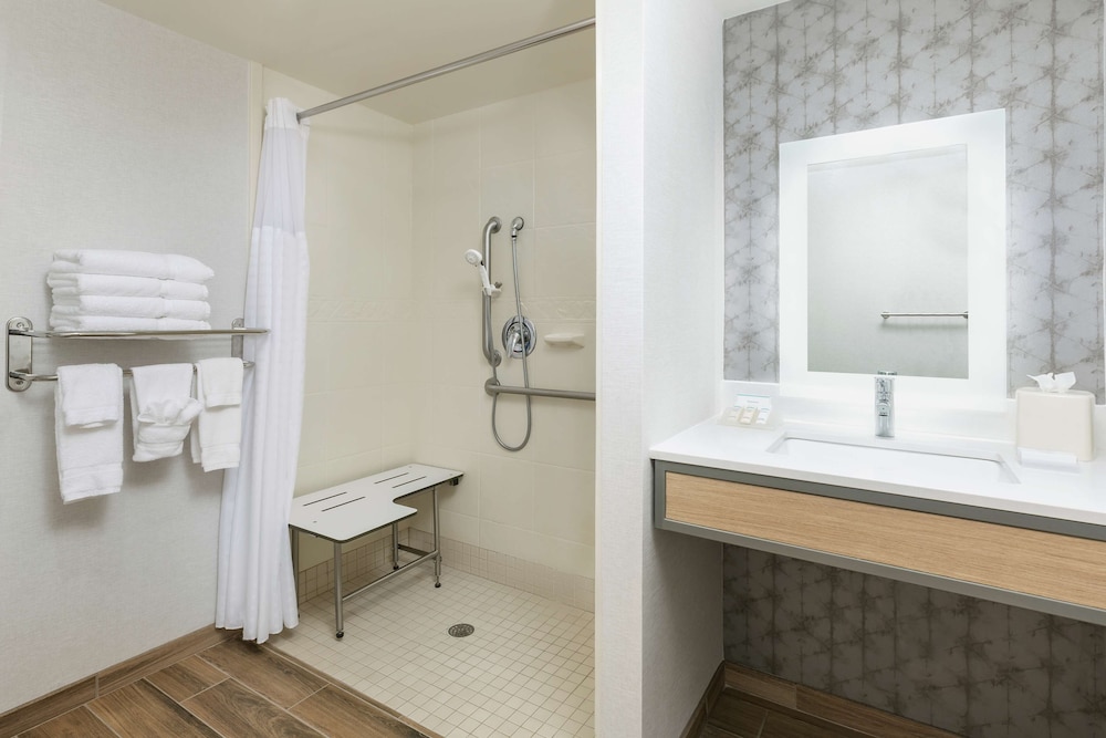 Room, 2 Queen Beds, Accessible (Mobility & Hearing, Roll-in Shower) photo 3