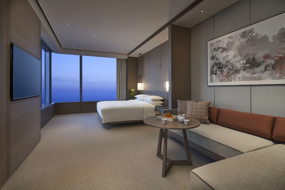 Club Room, 1 King Bed (Premium)