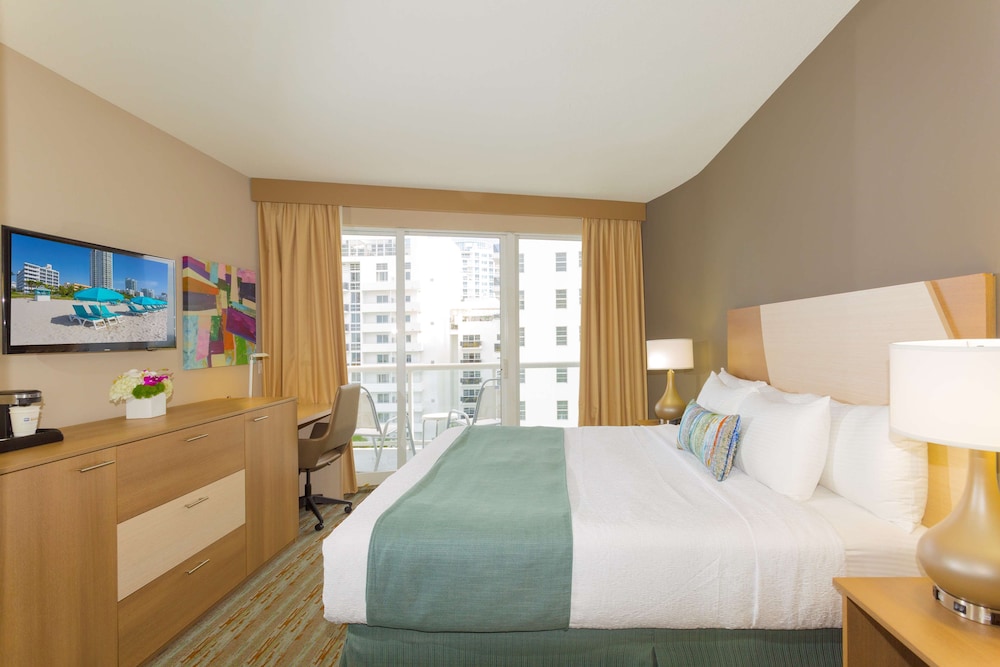 Standard Room, 1 King Bed, Refrigerator, Ocean View - Photo 3