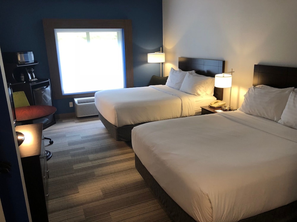 Standard Room, 2 Double Beds, Accessible (Roll-In Shower) - Photo 6