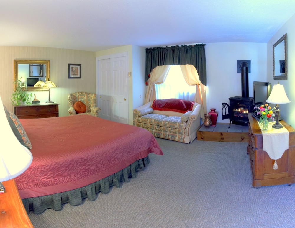 Room, 1 Queen Bed, Fireplace, Courtyard Area photo 1