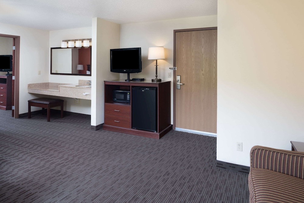 Suite, 1 King Bed, Accessible, Non Smoking photo 2