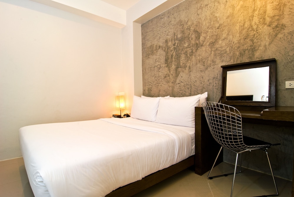 Standard Room , 1 Queen Bed (HIP Room) - Photo 3