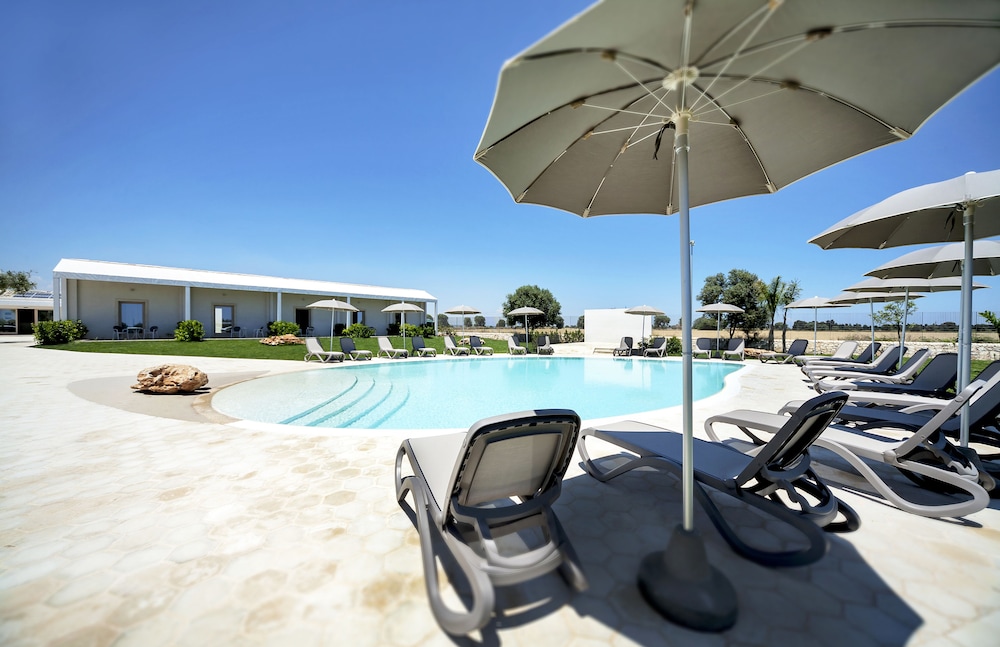 Standard Room, 1 Queen Bed, Private Bathroom, Courtyard Area photo 2