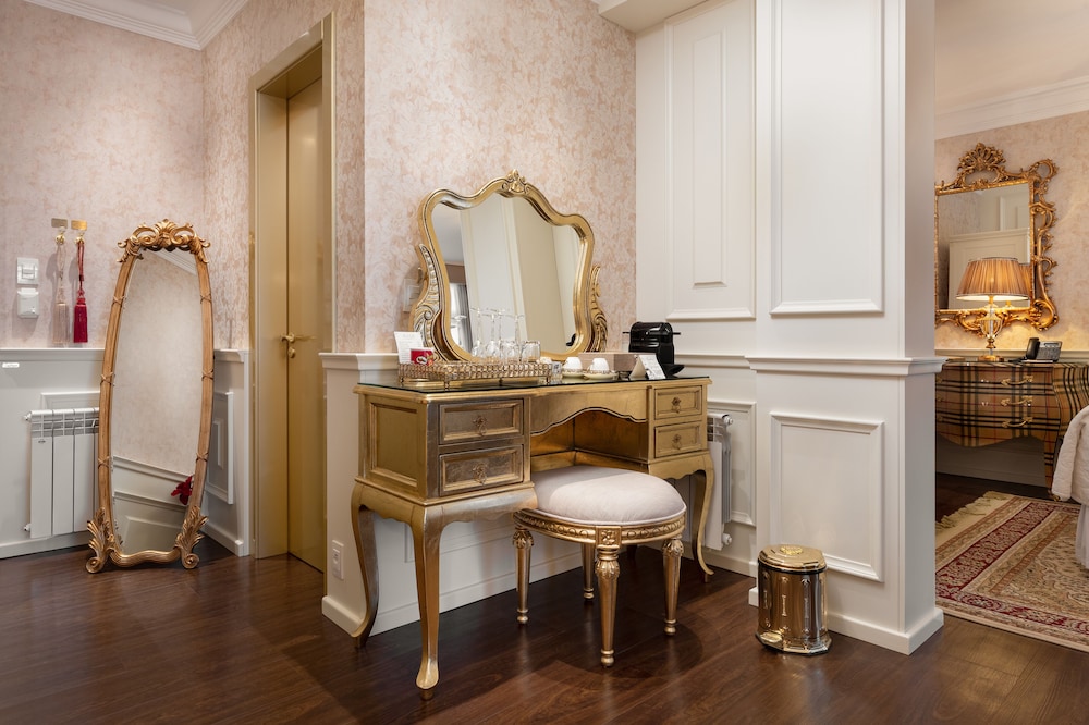 Deluxe Suite, Jetted Tub (Majestic)