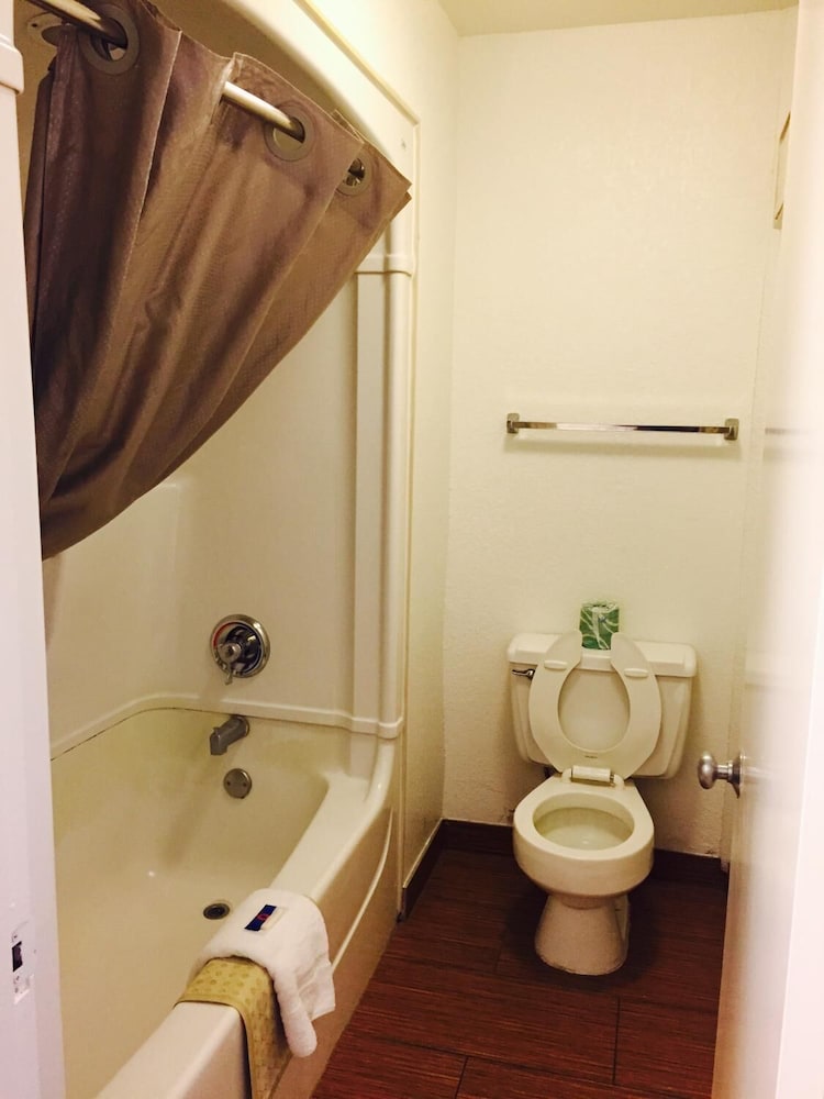 Deluxe Room, 1 Queen Bed, Accessible, Non Smoking - Photo 2