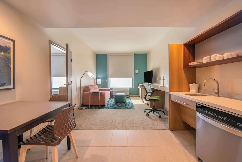 Suite, 1 King Bed, Accessible (Mobility, Roll-in Shower) - Photo 4
