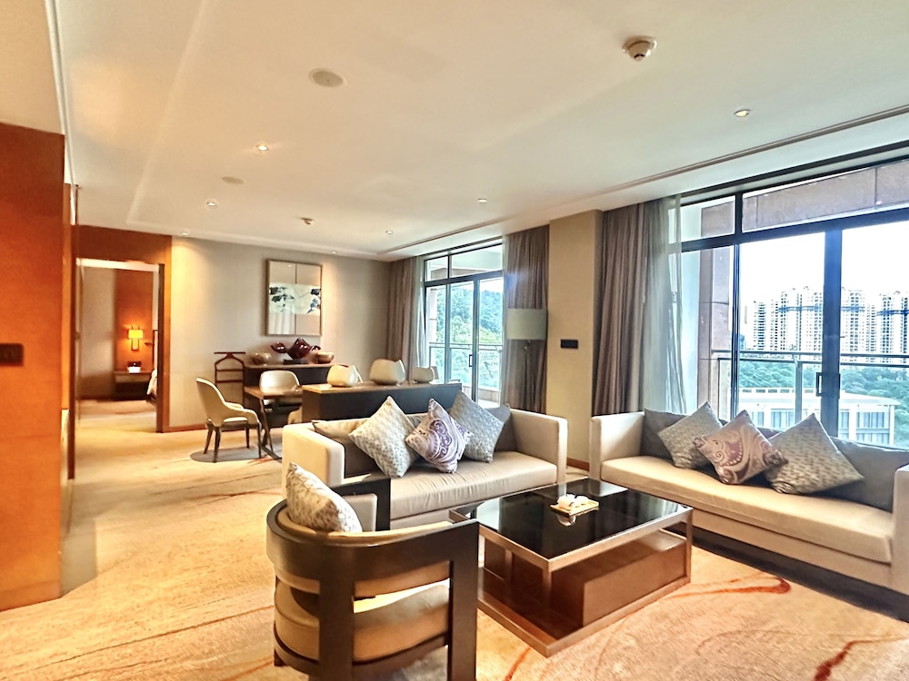 Ambassador Suite with Lounge Access