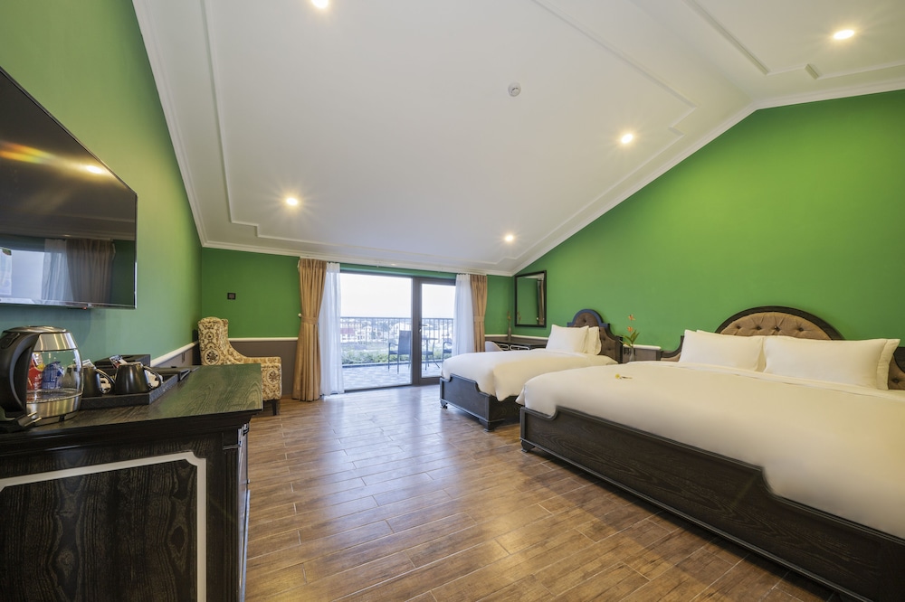 Deluxe Triple Room with Balcony and Sea View - Free Shuttle Car to Hoi An Old Town