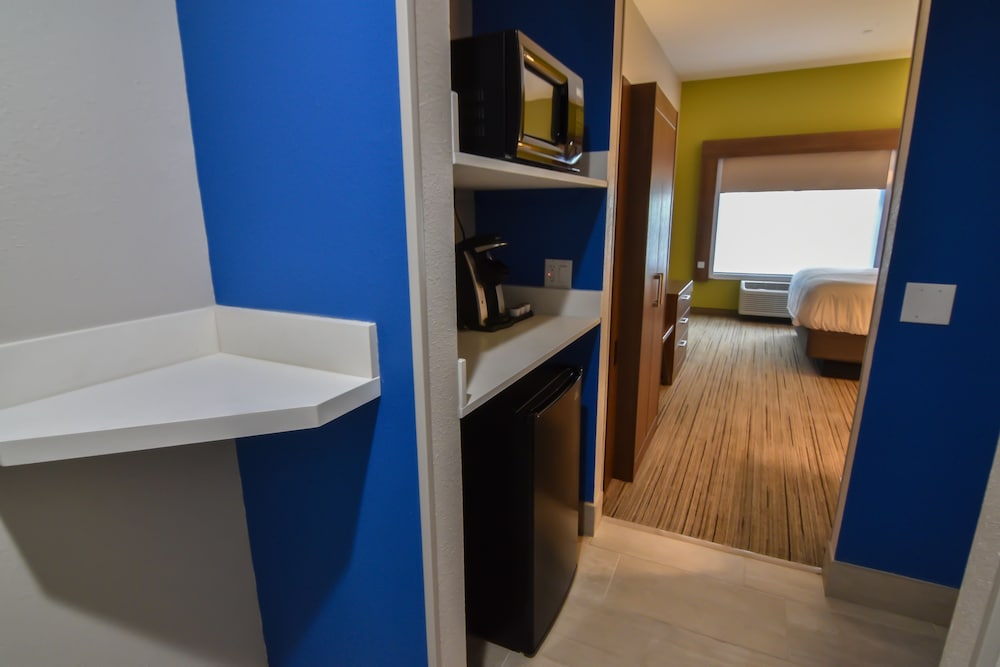 Standard Room, 1 King Bed, Accessible (Communications, Accessible Tub) - Photo 4