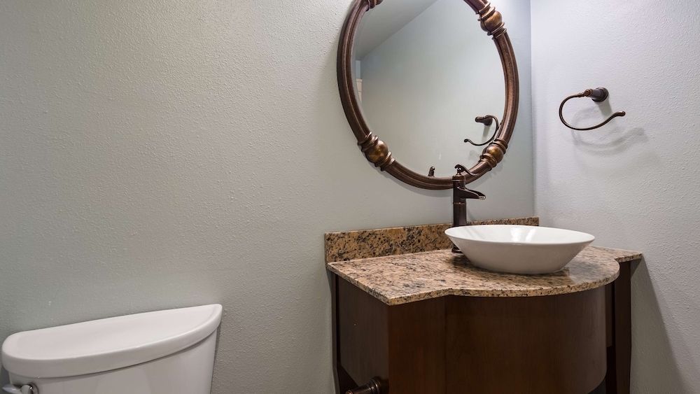 Suite, 1 King Bed, Non Smoking, Refrigerator & Microwave (1st Floor) photo 2