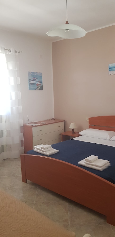 Deluxe Triple Room, 1 Queen Bed, Private Bathroom, City View (Balcony) photo 1