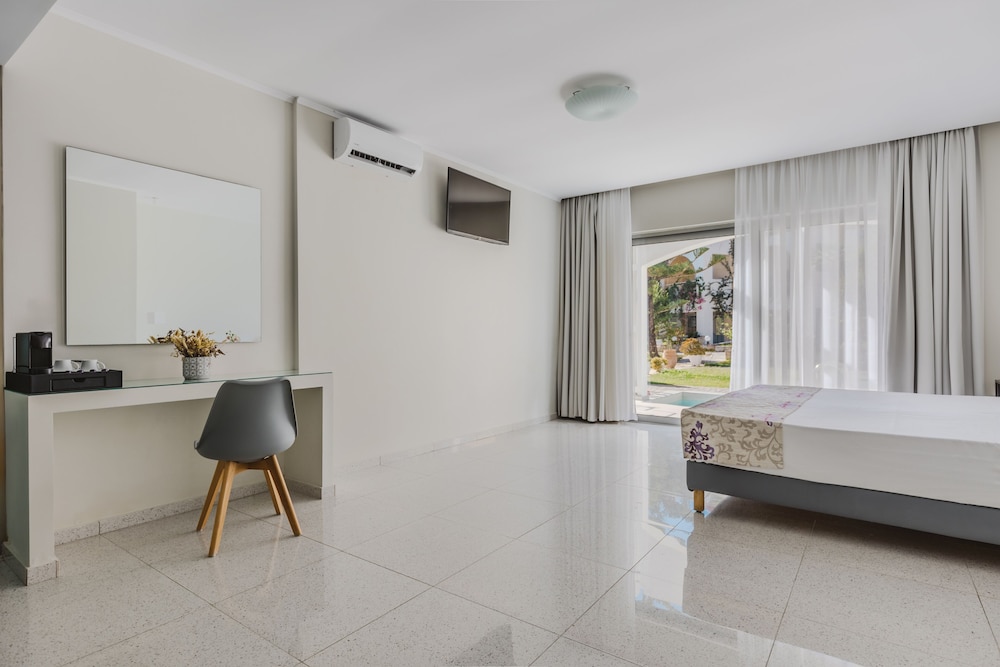 Superior Studio Suite, Pool Access photo 3