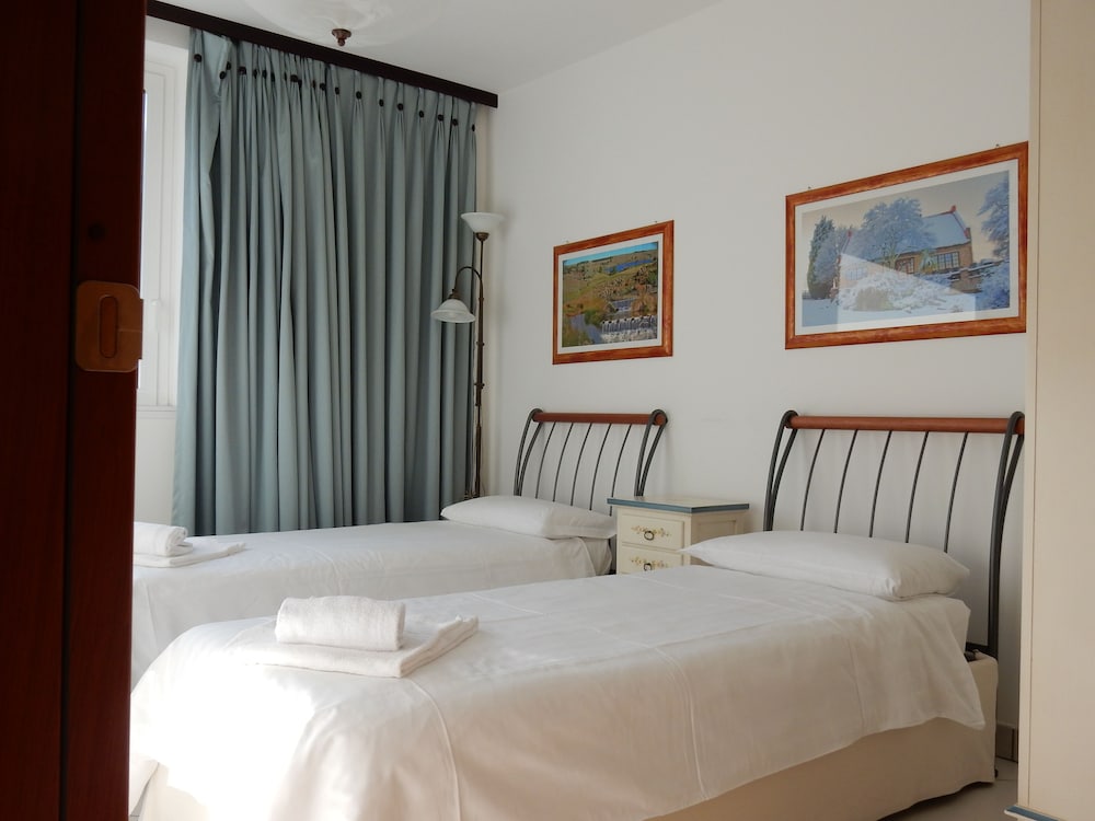 Classic Apartment, 2 Bedrooms, Balcony, Lake View photo 2