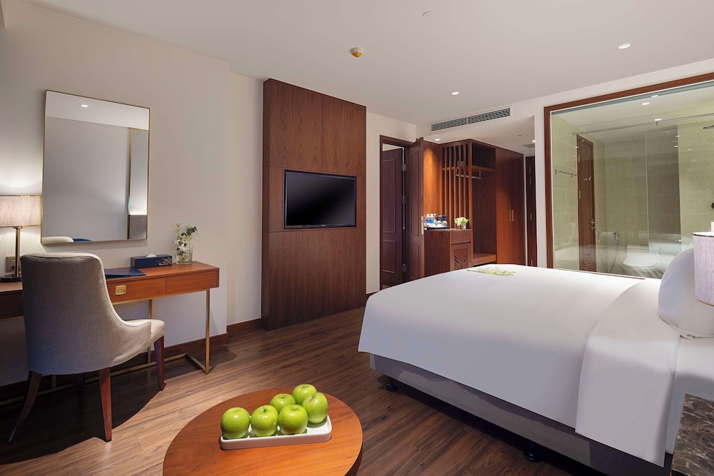 Deluxe Room, 1 King Bed, Balcony, Sea View photo 3