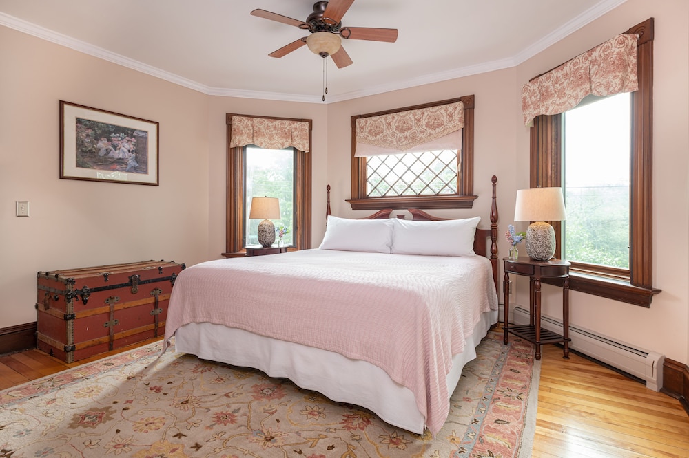 Basic Room, 1 King Bed photo 3