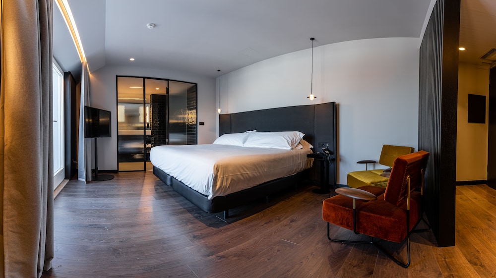 Suite, Balcony, City View - Photo 2