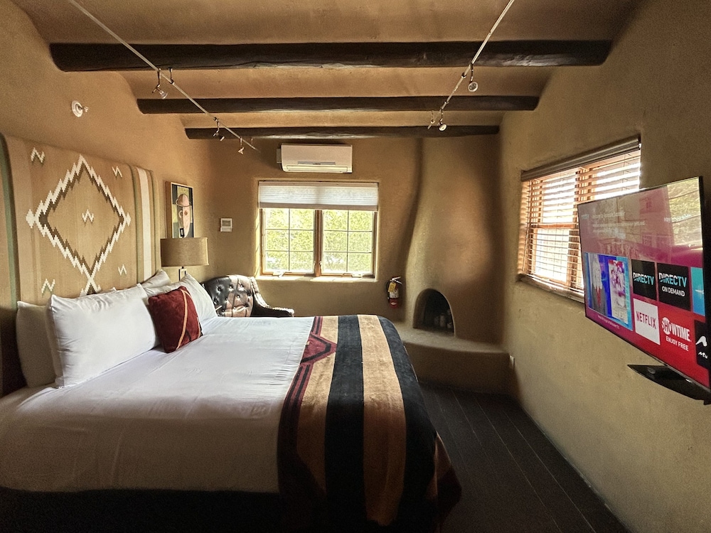 Deluxe Room, 1 King Bed photo 2