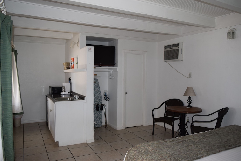 Standard Room, 1 King Bed, Beachfront photo 2