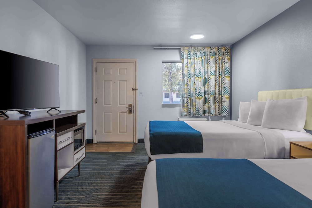 Standard Room, 2 Queen Beds, Accessible, Non Smoking - Photo 5