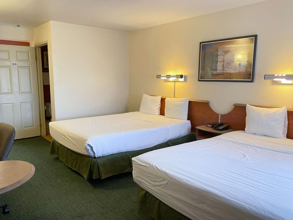 Standard Suite, 2 Queen Beds, Non Smoking - Photo 2
