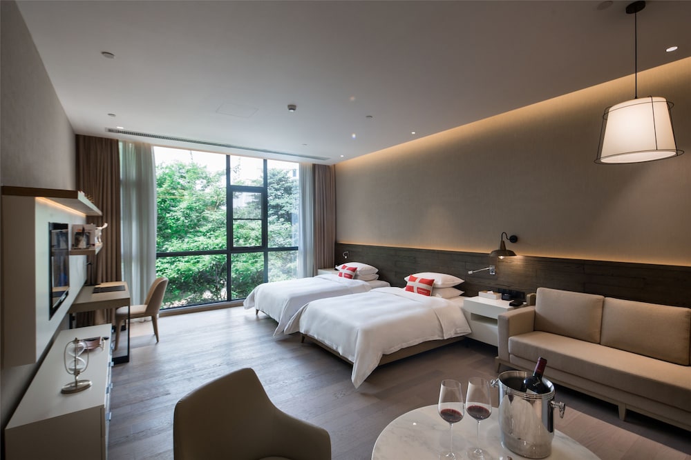 Standard King Room photo 2