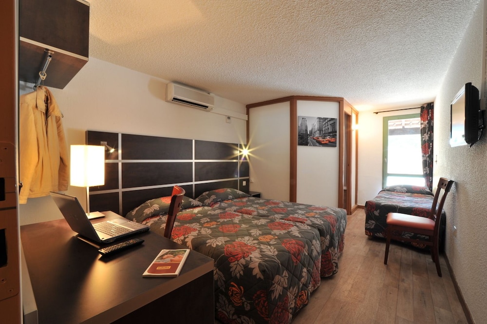 Triple Room (1 Double Bed and 1 Single Bed)